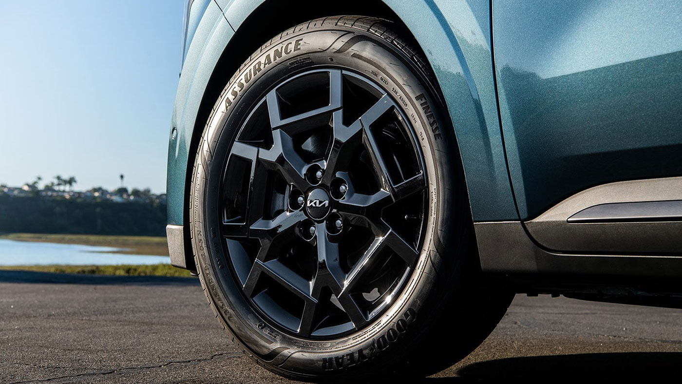 Close up shot of wheel on 2026 Kia Carnival.
